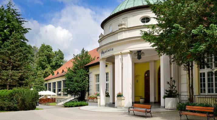 Klimatyczne uliczki i osobliwa architektura tworzą niesamowitą atmosferę, a pijalnia wód i park zdrojowy oraz wszechobecna roślinność nadają miastu wyjątkowego charakteru.