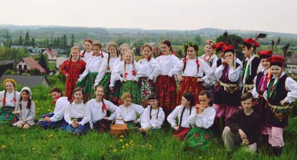 Program artystyczny obejmuje tradycyjne pieśni i tańce z rodzimego regionu krakowskiego.