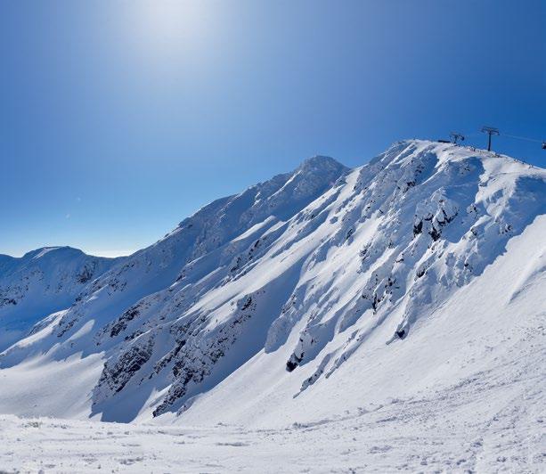 Znakomicie przygotowane narty czy snowboardy znajdują się przy stacjach początkowych 6-osobowej kolejki