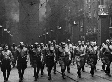 aresztowano. Choć próba puczu zakończyła się fiaskiem, Hitler zdobył znaczny rozgłos i grono nowych zwolenników.