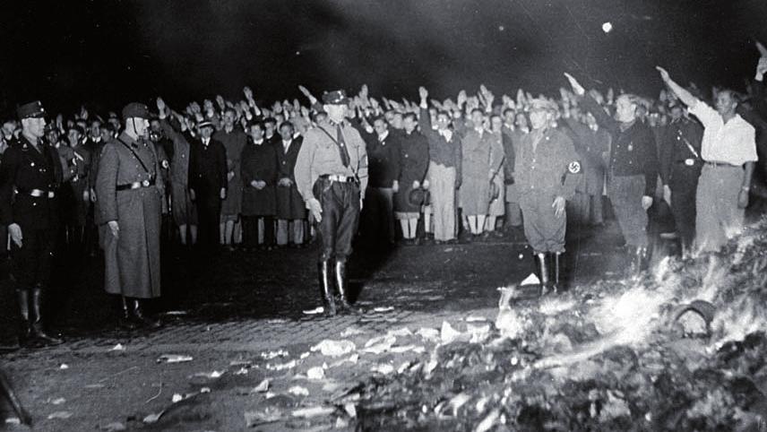 Kiedy w 1938 roku w Paryżu młody Żyd zabił jednego z pracowników ambasady niemieckiej, sprawę tę wykorzystano do zorganizowania pogromów ludności żydowskiej.
