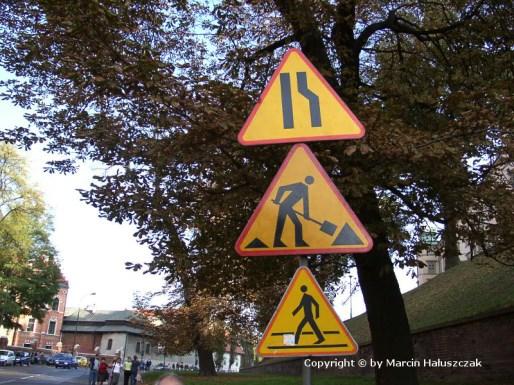 Urządzenia brd Urządzenia bezpieczeństwa ruchu drogowego stosuje się w celu: optycznego prowadzenia ruchu, wskazania pikietażu drogi, oznaczania obiektów znajdujących się w skrajni drogi,