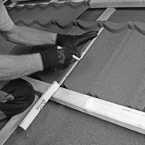2,5 cm linia gięcia linia cięcia Dołożyć do blachodachówek ułożonych na połaci dachu tę blachodachówkę, która będzie dopasowywana w szczycie.