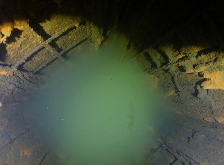 5.3.4 Poszukiwania miejsc w których widoczne jest paliwo pobór próbek Niektóre ze zbiorników zostały poważnie uszkodzone w trakcie walk oraz po zatonięciu (Zdjęcia 17-19).