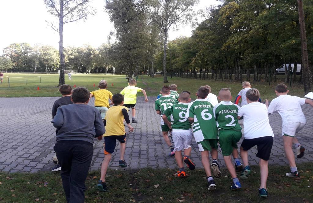 jakich startowaliśmy były drużynowe biegi przełajowe zorganizowane 24.09.2016 na stadionie w Damnicy. Startowaliśmy w dwóch kategoriach chłopców roczniki 2006-2007 oraz dziewcząt 2003-2006.