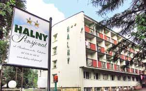 18 Pensjonat Halny Pensjonat Halny to położony w centrum miasta kompleks 2 budynków z pięknym widokiem na panoramę Tatr i Giewont.