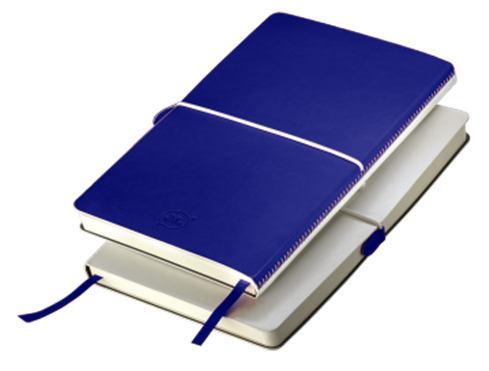 L.p. Nazwa artykułu Szczegółowy opis artykułu * Przykładowe wizualizacje ** Notes z dwukolorową okładką stylowo zszytą na grzbiecie oraz dodatkowymi elementami jak kieszonka, gumka i klip do otwarcia.