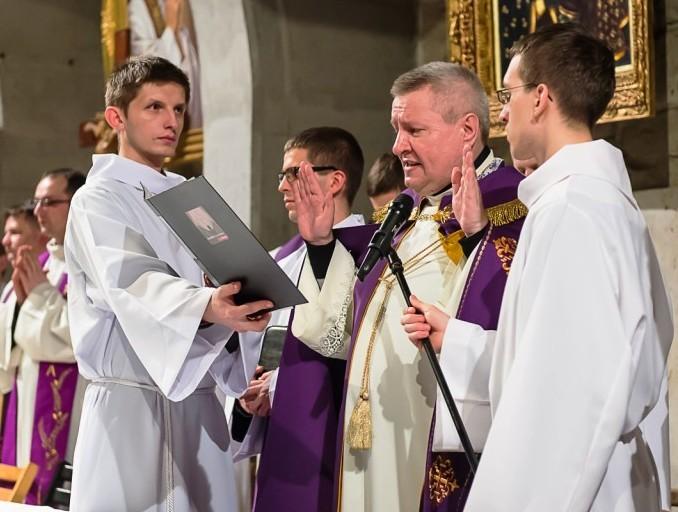 mikrofon księgę Liturgii Godzin rytuał obrzędu