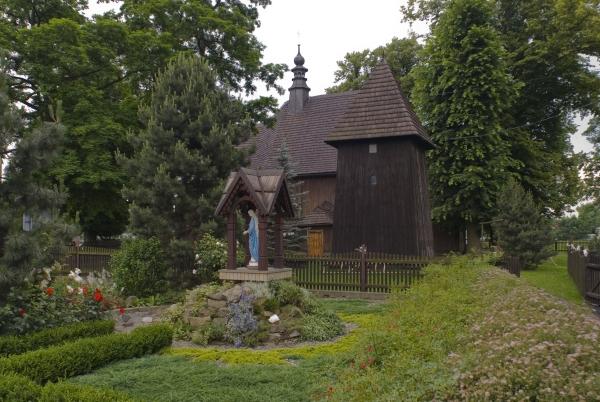 Sebastiana, prowadzącą do kościółka. Modrzewiowy kościółek został zbudowany w 1582 roku, konsekrowany 29 czerwca 1598 roku przez kardynała Jerzego Radziwiłła, biskupa krakowskiego.