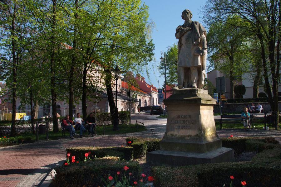 Pomnik Adama Mickiewicza w Wieliczce znajduje się na Plantach, urządzonych na Rynku Dolnym.