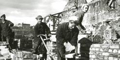 Stare Miasto w Warszawie zniszczone w wyniku II wojny światowej (1939 1945) Odbudowa Warszawy po II wojnie światowej 3 Oceń, które zdanie zawiera fakt, a