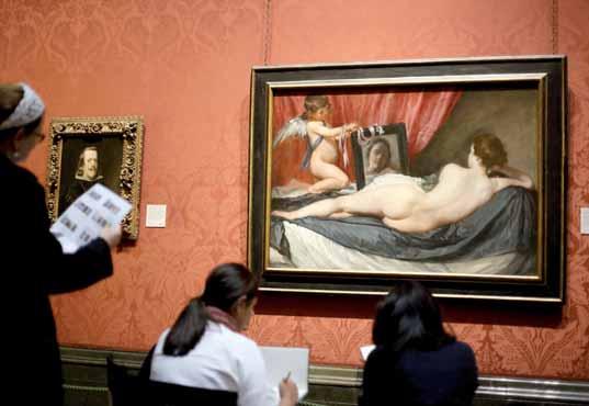 Nauczyciele w National Gallery w Londynie podziwiają dzieła dawnych mistrzów. Przed nimi Wenus z lustrem Diega Velázqueza Fot.