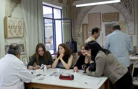 DOBRE PRAKTYKI SZKOŁA ARTYSTYCZNA 1/2018 KWARTALNIK CEA Uczniowie kieleckiego plastyka w pracowni ornamentu arabskiego Escuela de Arte de Gra nada Fot.