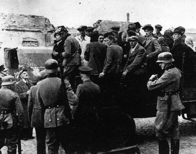 okupacyjny terror Po wkroczeniu wojsk niemieckich na ziemie polskie już w pierwszych dniach września hitlerowcy dokonali wielu masowych egzekucji.