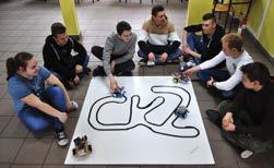 mechatroniki. Roboty i układy sterowania budowane i programowane są na bazie platformy programistycznej ARDUINO.