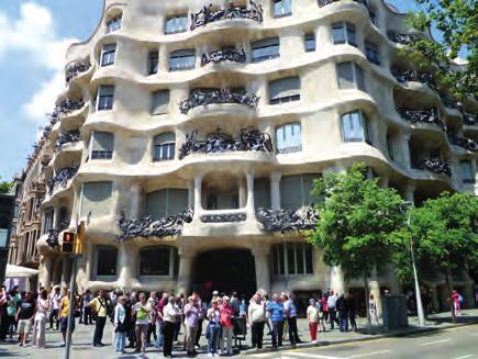 Plaça Reial to najpiękniejszy plac w Barcelonie. Zbudowany został w połowie XIX w.