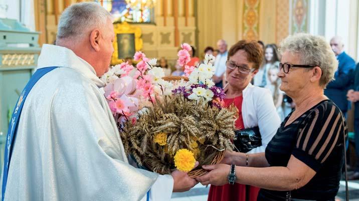 WYDARZENIA Głos Raciąża nr 8/2018 3 W atmosferze religijnej i patriotycznej Ksiądz Wojciech Iwanowski odbiera dary od mieszkańców wsi.
