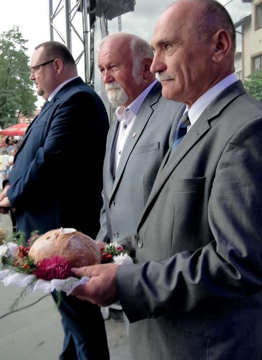 4 WYDARZENIA Głos Raciąża nr 8/2018 Jarmark połączony z dożynkami Po raz piąty na placu Adama Mickiewicza w Raciążu odbył się jarmark raciąski połączony z miejsko-gminnymi dożynkami