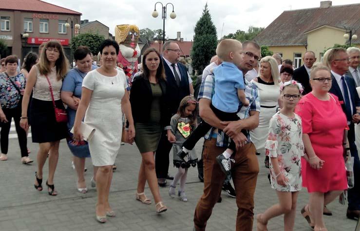 Kramy i stragany zapełniły się rękodziełem, pamiątkami, rzeźbami, obrazami, wyrobami ze szkła, metalu, wikliny, starociami, żywnością ekologiczną, tradycyjnymi wędlinami i pieczywem, miodami,