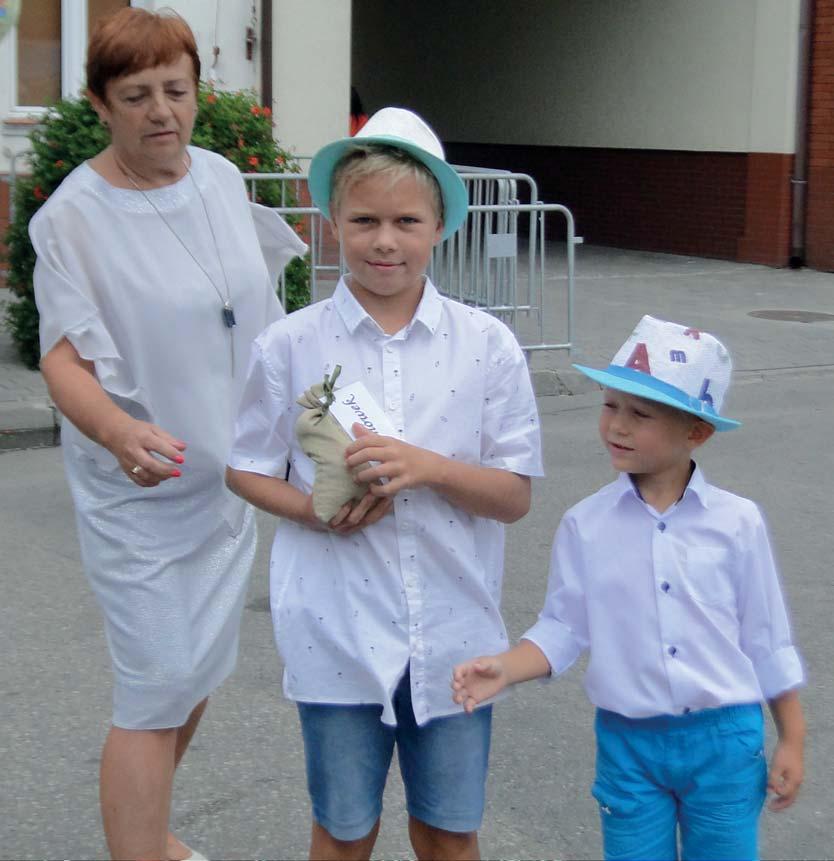 Po uroczystej sumie korowód dożynkowy, w rytm marszów granych przez orkiestry strażackie z Raciąża i Krajkowa,