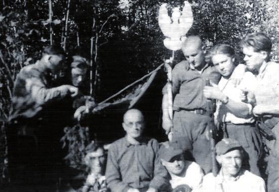 Obozowisko oddziału Anatola Radziwonika Olecha, 1948 r. awansowany do stopnia podporucznika. W lipcu 1944 r. Radziwonik uczestniczył wraz z VII batalionem 77.