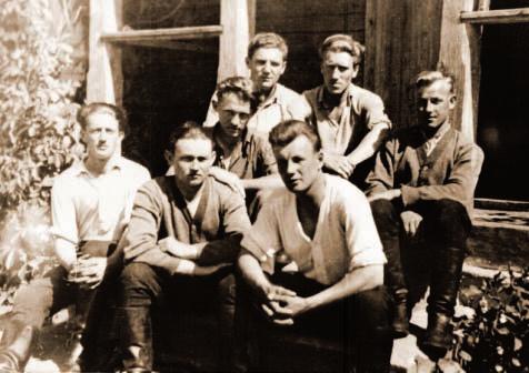 Grupa żołnierzy Nowogródzkiego Okręgu AK. W dolnym rzędzie od lewej: Bohdan Bednarczyk (zginął w walce z NKWD 19 sierpnia 1944 r.