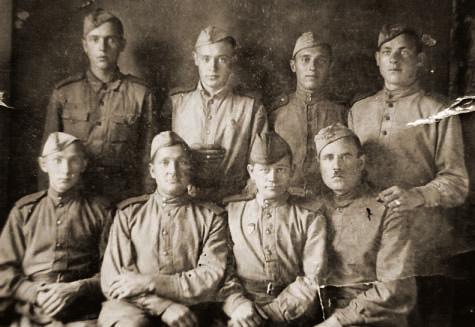Siedzą od lewej: [ ] Michniewicz, [ ] Nowicki, zaprzyjaźniony z Polakami sowiecki sierżant [ ] Serikow oraz [ ]Czyczyn. Latem 1944 r.