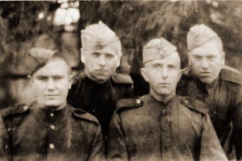 Internowani żołnierze AK z Wileńszczyzny (w sowieckich mundurach).