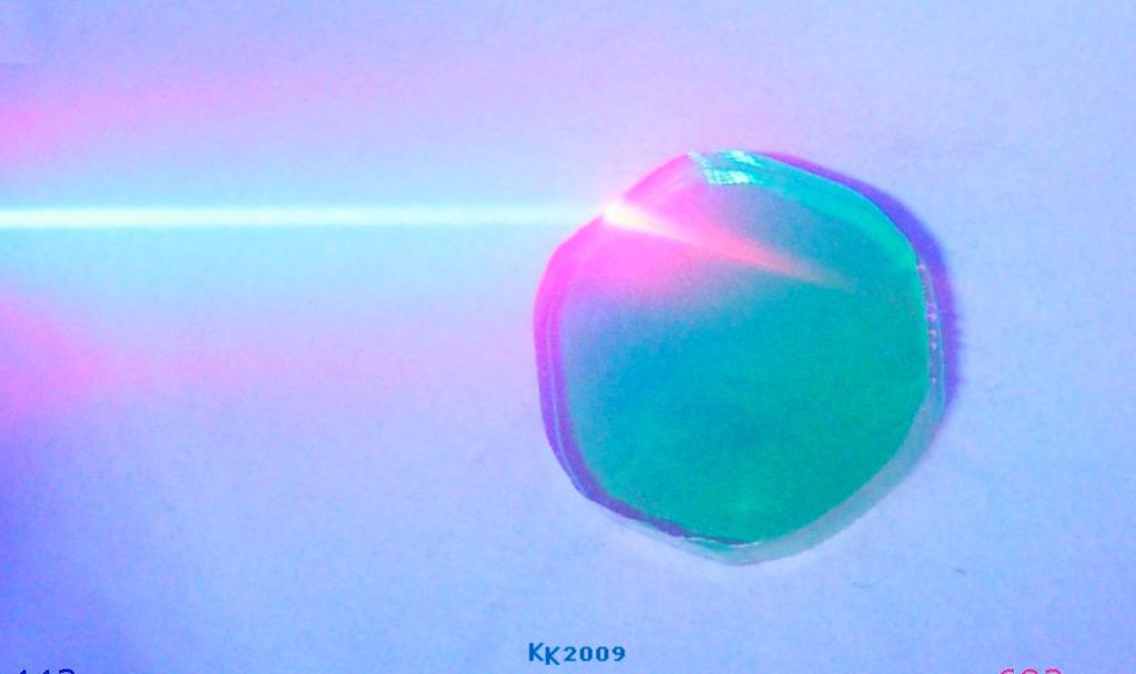 Laser rubinowy Laser rubinowy był pierwszym działającym typem lasera. Został skonstruowany w 1960 roku przez Theodora Maimana. Rys. 13.18 Kryształ granatu YAG z jonami chromu Cr 3+.