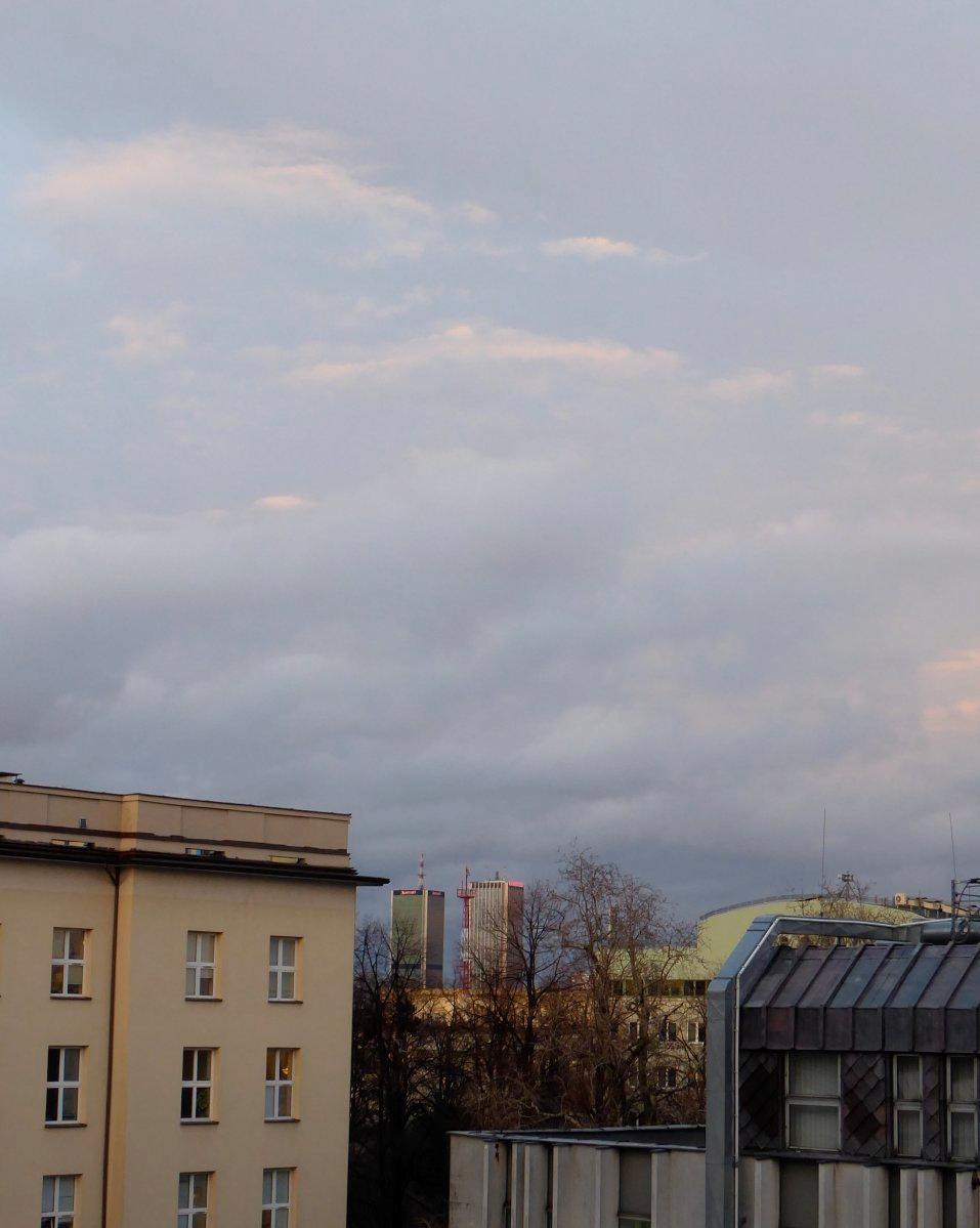 O tym, że natężenie światła maleje z odległością, możemy się przekonać, gdy obserwujemy strumień światła w wodzie lub na dużych odległościach - w powietrzu.