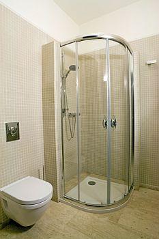 (Przeszklona kabina prysznicowa optycznie powiększy łazienkę) Jeśli już jednak zdecydowaliśmy się na wannę to warto zastanowić się nad modelem asymetrycznym.