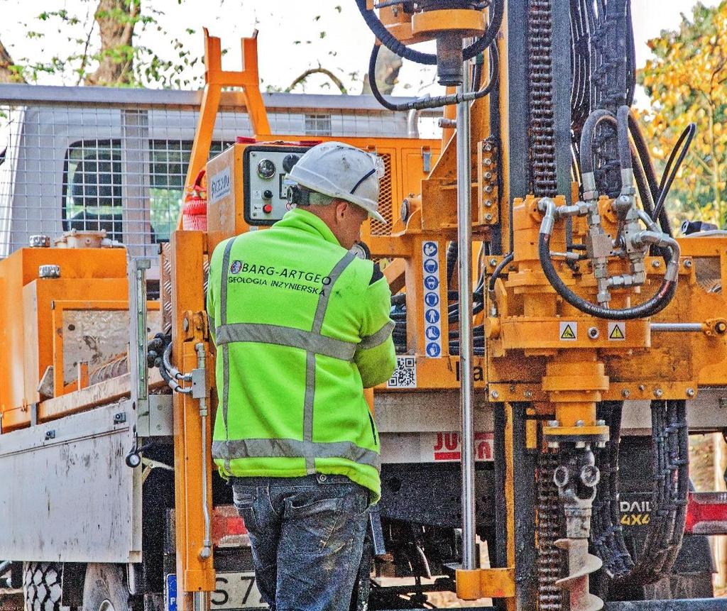 WIERCENIA I SONDOWANIA GEOLOGICZNE o Dysponujemy wiertnicami mechanicznymi pozwalającymi wykonać wiercenia rurowane i nierurowane do głębokości ponad 30 m, o Posiadamy sondę statyczną CPT na podwoziu