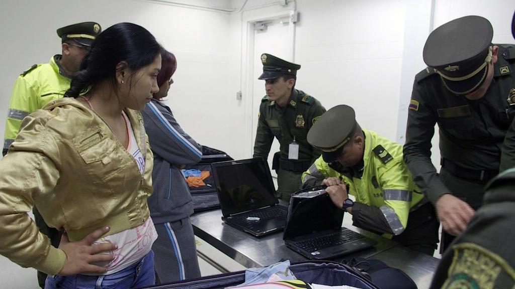 ALARM NA LOTNISKU Airport security 3: Peru Premiery w poniedziałki od 5 marca o godz. 22:00 (8x60 min) W trzecim sezonie Alarmu na lotnisku wylądujemy w porcie lotniczym Lima-Jorge Chávez w Limie.