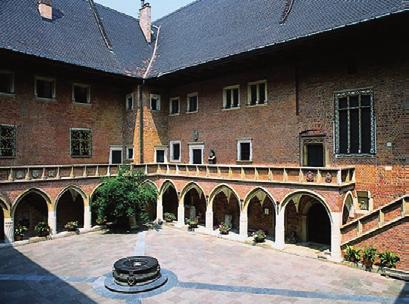 Zdając sobie sprawę z potrzeby posiadania wykształconych urzędników, w 1364 roku król ufundował Akademię Krakowską, zwaną później Uniwersytetem Jagiellońskim.