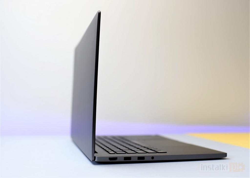 Co ciekawe, podobnie jak w 13.3-calowym wariancie, na pokrywie laptopa nie ma żadnego logo, a znak firmy został umieszczony jedynie pod ekranem.