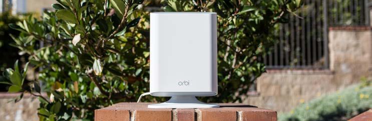 PRZENIEŚ SWÓJ BIZNES NA ZEWNĄTRZ Zewnętrzna satelita Orbi Pro Outdoor (RBS50Y) Rozszerz zasięg sieci WiFi na zewnątrz budynku o dodatkowe 762 M² dzięki odpornej na warunki pogodowe satelicie Orbi