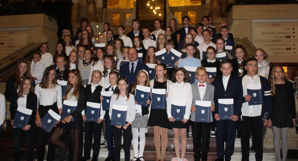 Gazeta Wrocławska Numer 8 11/2018 Strona 2 wwwgazetawroclawskapl WWWJUNIORMEDIAPL Z ŻYCIA TRÓJECZKI 3 X 2018r w Miejskim Domu Kultury po raz dziesiąty zostały rozdane stypendia uczniom Szkoły