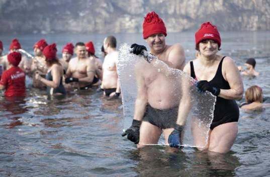 3 2 3 minuty Bitte beschreiben Sie das Bild. [Po upływie ok. 10 sekund, proszę jeśli to konieczne powiedzieć: Fangen Sie bitte an]. Nastąpiła zmiana w zadaniu 2!