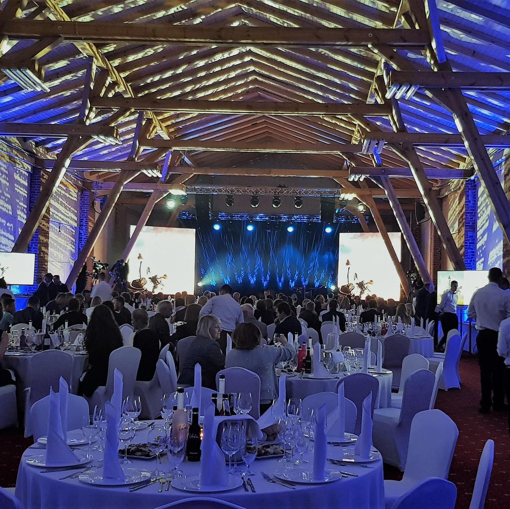 TECHNIKA ESTRADOWA Każdy event potrzebuje odpowiedniej oprawy. Niezależnie czy jest to klasyczna impreza firmowa z dj-em czy uroczysta gala.