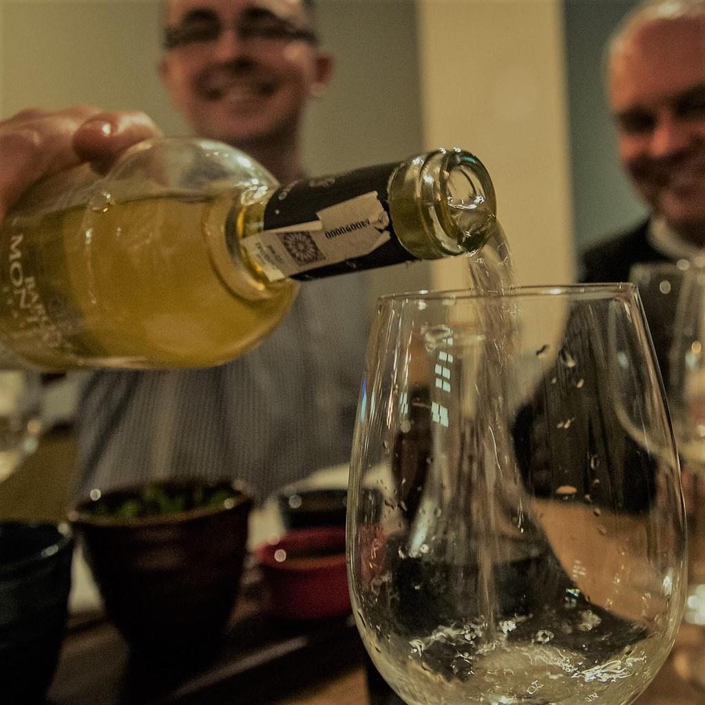 DEGUSTACJA WINA Zapewniamy: - prowadzenie przez profesjonalnego sommeliera. - praktyczną wiedzę z zakresu historii, produkcji i degustacji wina. - szkło do degustacji. - alkohol do degustacji.
