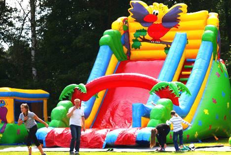 Zjeżdżalnia PAPUGA Idealnie sprawdza się na wszystkich imprezach z udziałem dzieci. Bezpieczna i wciągająca zabawa wśród żywych barw rodem z tropików.