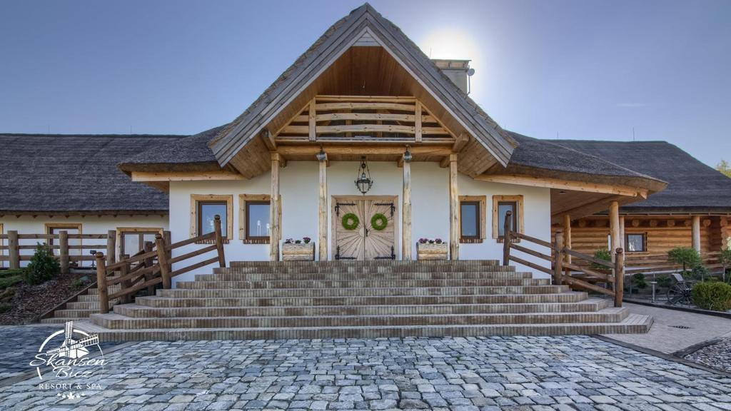 Skansen Bicz to miejsce, które powstało z pasji do piękna i dobrego smaku. Nasz obiekt znajduje się w wyjątkowo malowniczej części południowej wielkopolski, usytuowany z dala od zgiełku i gwaru miast.