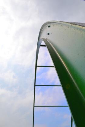 Elementy zapieczone są antykorozyjnie poprzez malowanie systemem farb antykorozyjnych. System stężeń linowych napinanych śrubami rzymskimi stabilizuje całość konstrukcji.