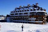 ZAKWATEROWANIE: Hotel VESEL - położony w samym sercu miasteczka w odległości 100 m od najbliższych wyciągów. Posiada pokoje typu studio 4-6 os.