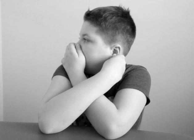 Ćwiczenia usprawniające rękę spastyczną opracowane w oparciu o metodę Ester Cotton Ć w i c z e n i e 2 Pozycja wyjściowa: ręce leżą na stole.