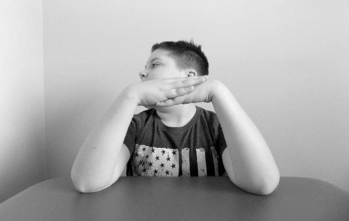 Ćwiczenia usprawniające rękę spastyczną opracowane w oparciu o metodę Ester Cotton Ć w i c z e n i e 7 Pozycja wyjściowa: przedramiona zgięte w stawach łokciowych- łokcie oparte na stole.