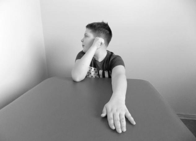 Ć w i c z e n i e 2 Pozycja wyjściowa: kończyny górne wyprostowane w stawach łokciowych, oparte stroną grzbietową o blat stołu, ręce wyprostowane.