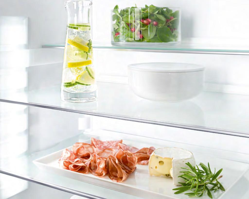 Oświetlenie wnętrza w technologii LED Urządzenia BioFresh Premium wyposażone są w kolumny oświetleniowe LED,