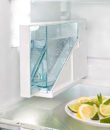 Od kąta otwarcia około 30 drzwi zamkną się automatycznie. Kostkarka do lodu IceMaker z przyłączem na wodę z sieci zapewnia zapas kostek lodu najlepszej jakości na każdą okazję.