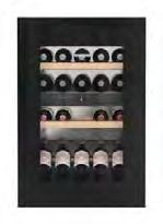 0,75 l typu Bordeaux: 33 Pojemność brutto / netto: 125 l / 104 l Poziom szumu: 34 db(a) Klasa klimatyczna: SN (+10 C do +32 C) Czarne izolowane szklane drzwi, bezramowe z uchwytem Wymiary niszy w cm